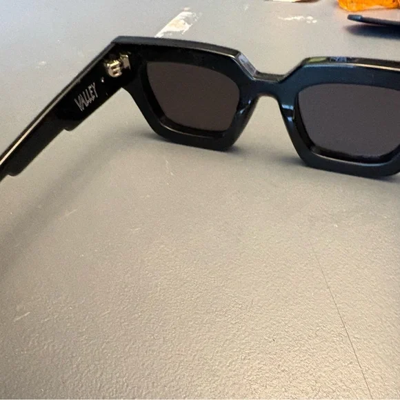 Valley Eyewear Black Geometric Frame Sunglasses - Picture 3 of 5